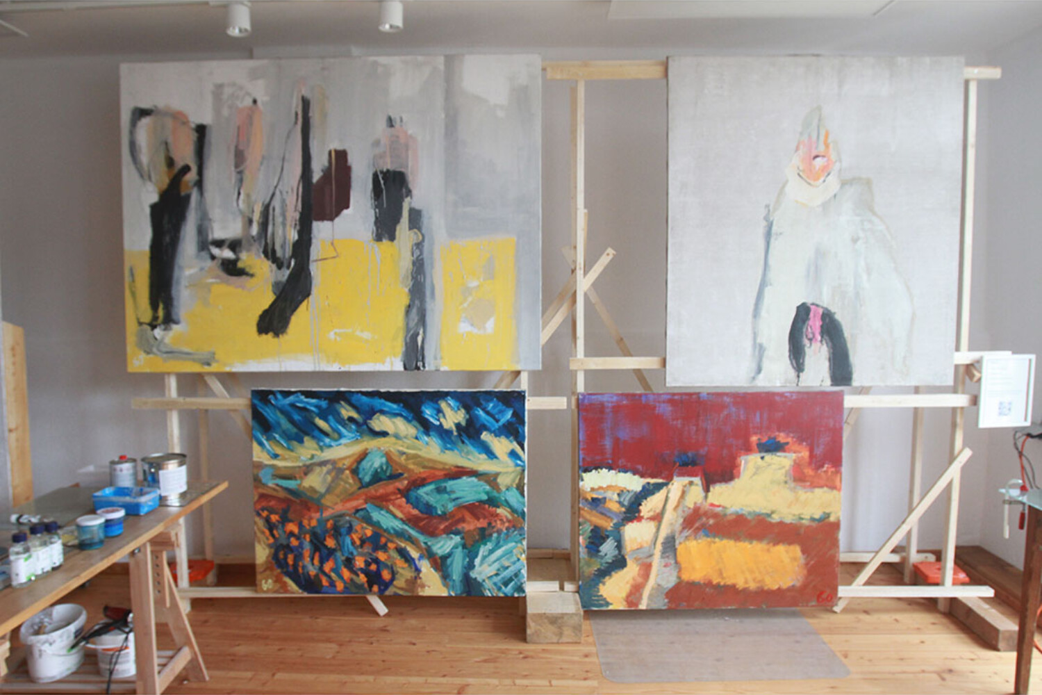 Blick auf die Ölbilder, die bei der Ateliereröffnung von goralkunst am 21. September 2025 gezeigt wurden