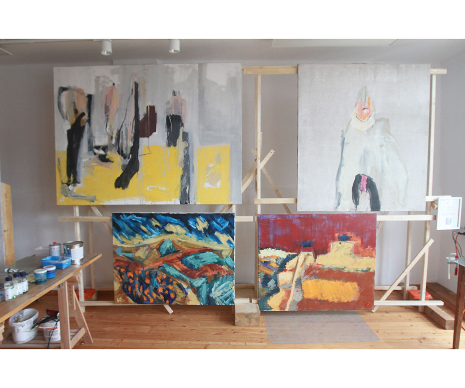 Blick auf die Ölbilder, die bei der Ateliereröffnung von goralkunst am 21. September 2025 gezeigt wurden